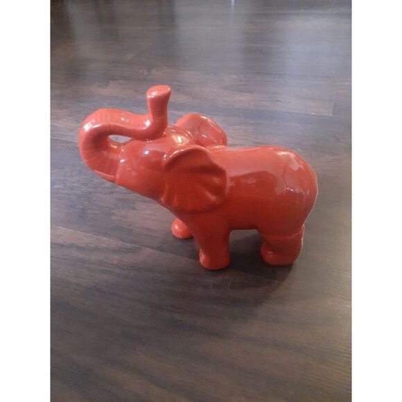 Red elephant decoration - Picture 1 of 3
